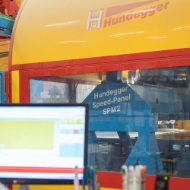 Un collaborateur utilisant une machine Hundegger SPM