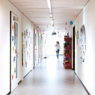 Des couloirs larges et lumineux canalisent les flux d’élèves