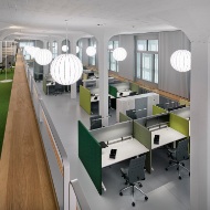 Vue intérieure du bâtiment de l’usine transformée: Postes de travail dans un bureau moderne en open space.