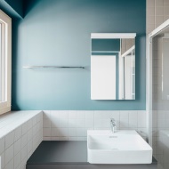 Salle de bains fonctionnelle et compacte dans le micro-appartement