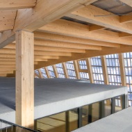 Vue des surfaces de toit des modules, qui sont placées dans une structure d’enveloppe froide en bois.