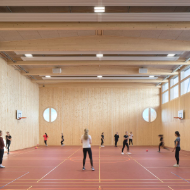 Cours de gymnastique dans la salle de gymnastique simple de l'école cantonale d'Uetikon am See