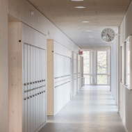 Couloir dans une école en bois à Dresde