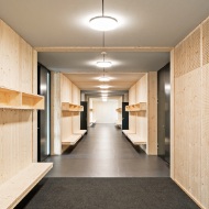 School hallway with coat hooks in the Brünnen school pavilion