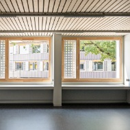 Bright classroom with large windows in the Brünnen school pavilion