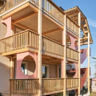 Mehrfamilienhaus mit neuen Laubengängen aus Holz 