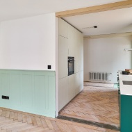 Offene Küche und Eingangsbereich mit grünen Akzenten