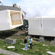 Module des Provisoriums des Berggasthauses Chäserrugg bereit für die Montage