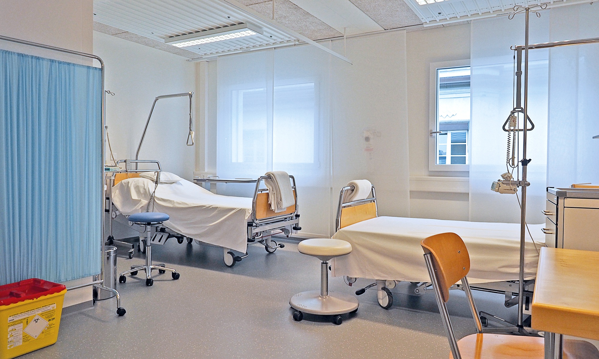 Innenansicht eines Moduls im Spitalprovisorium St.Claraspital. Das Modul ist als Patientenzimmer für zwei Personen eingerichtet. 