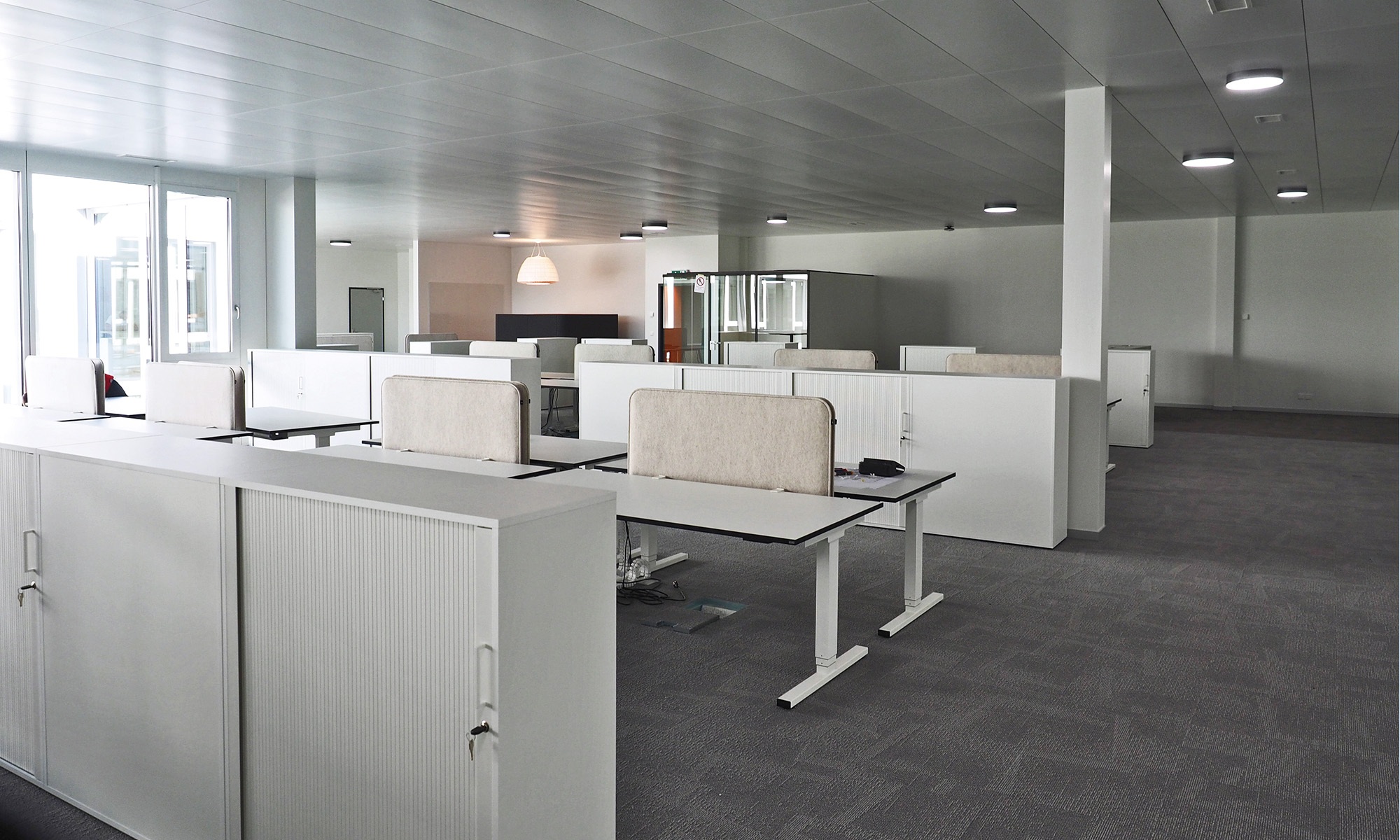 Innenansicht Büroraum mit Arbeitsplätzen im umgebauten Fust Industriegebäude