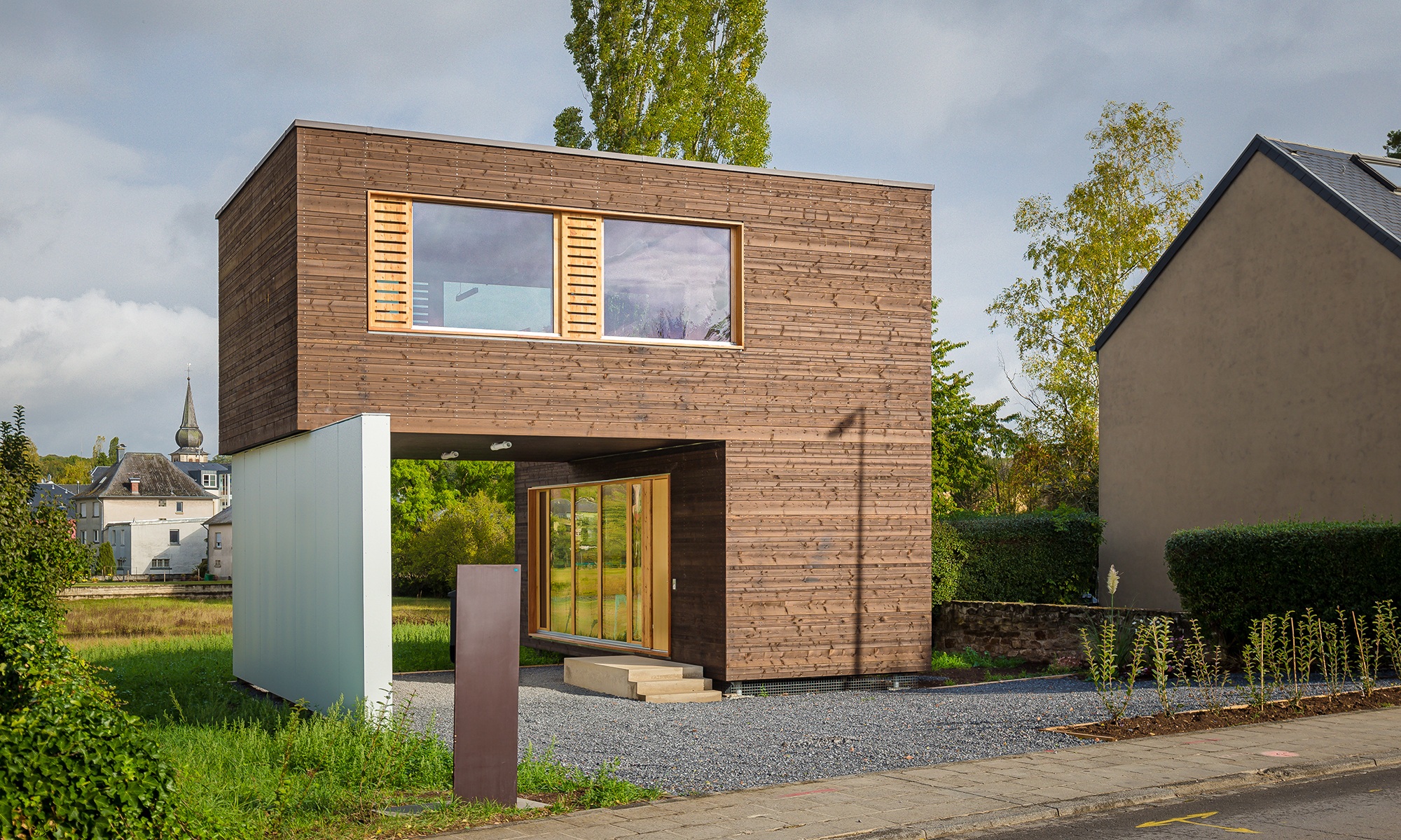 Maison modulaire individuelle et flexible composée de modules en bois réutilisés.