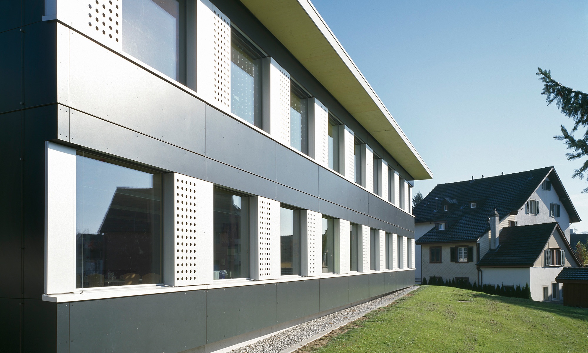Close-up of the anthracite white facade of the Hasenacker school pavilion in Männedorf