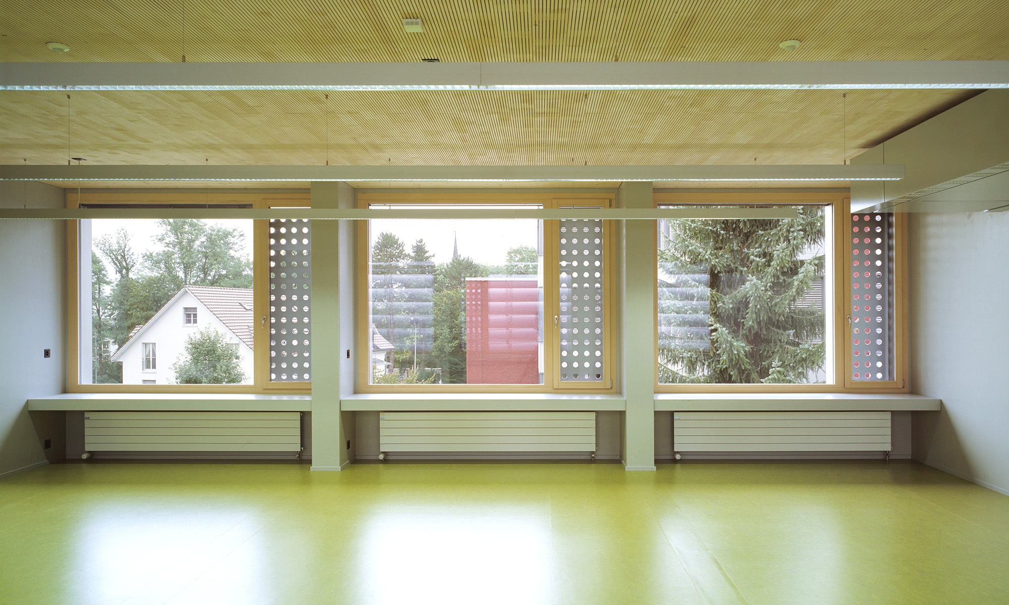 The large windows in the classroom ensure plenty of light.