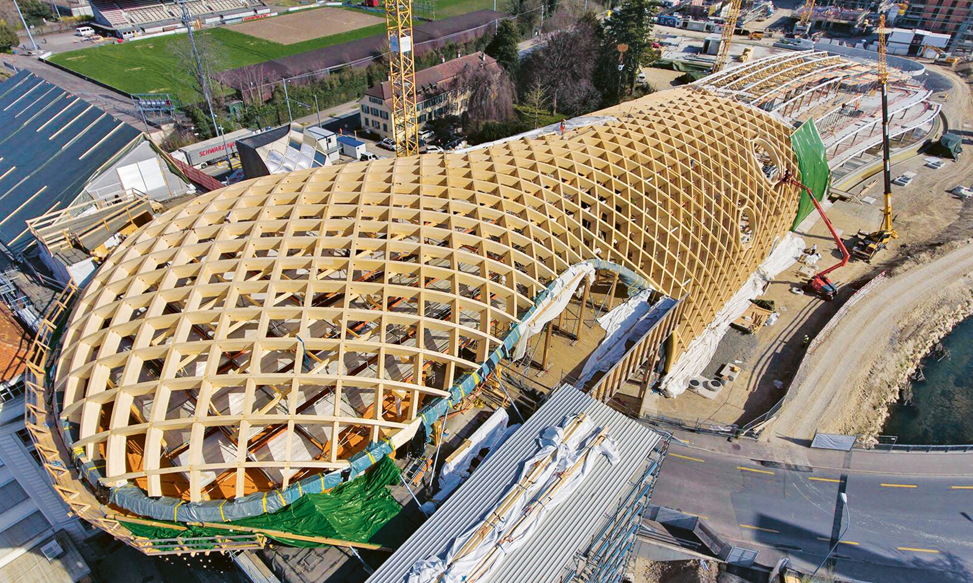 Holzskelettbau des Swatch Hauptgebäudes aus der Vogelperspektive. Free Form Holzbau von höchster Präzision.