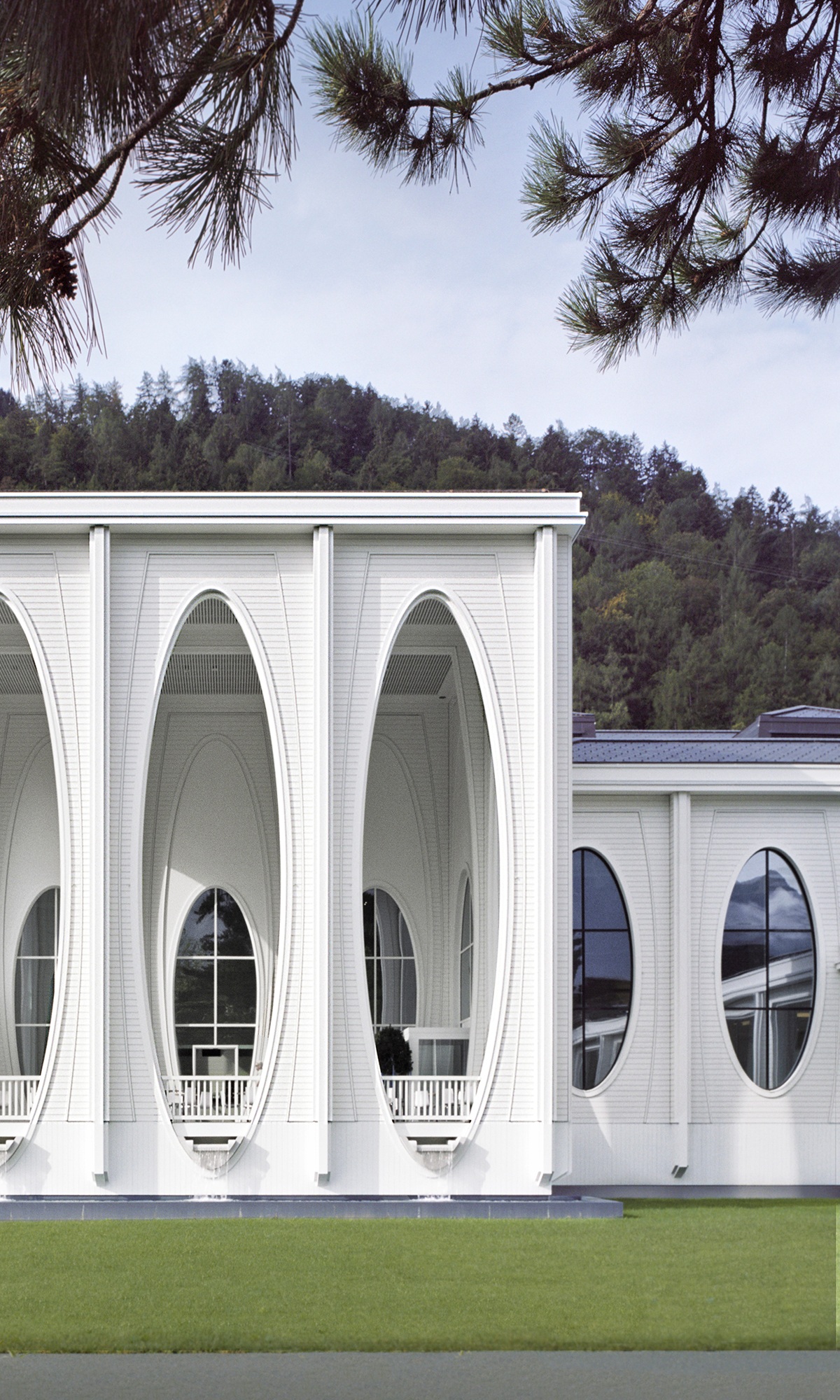 Aussenansicht der Tamina Therme mit Säulengang und Fassade in Weiss.