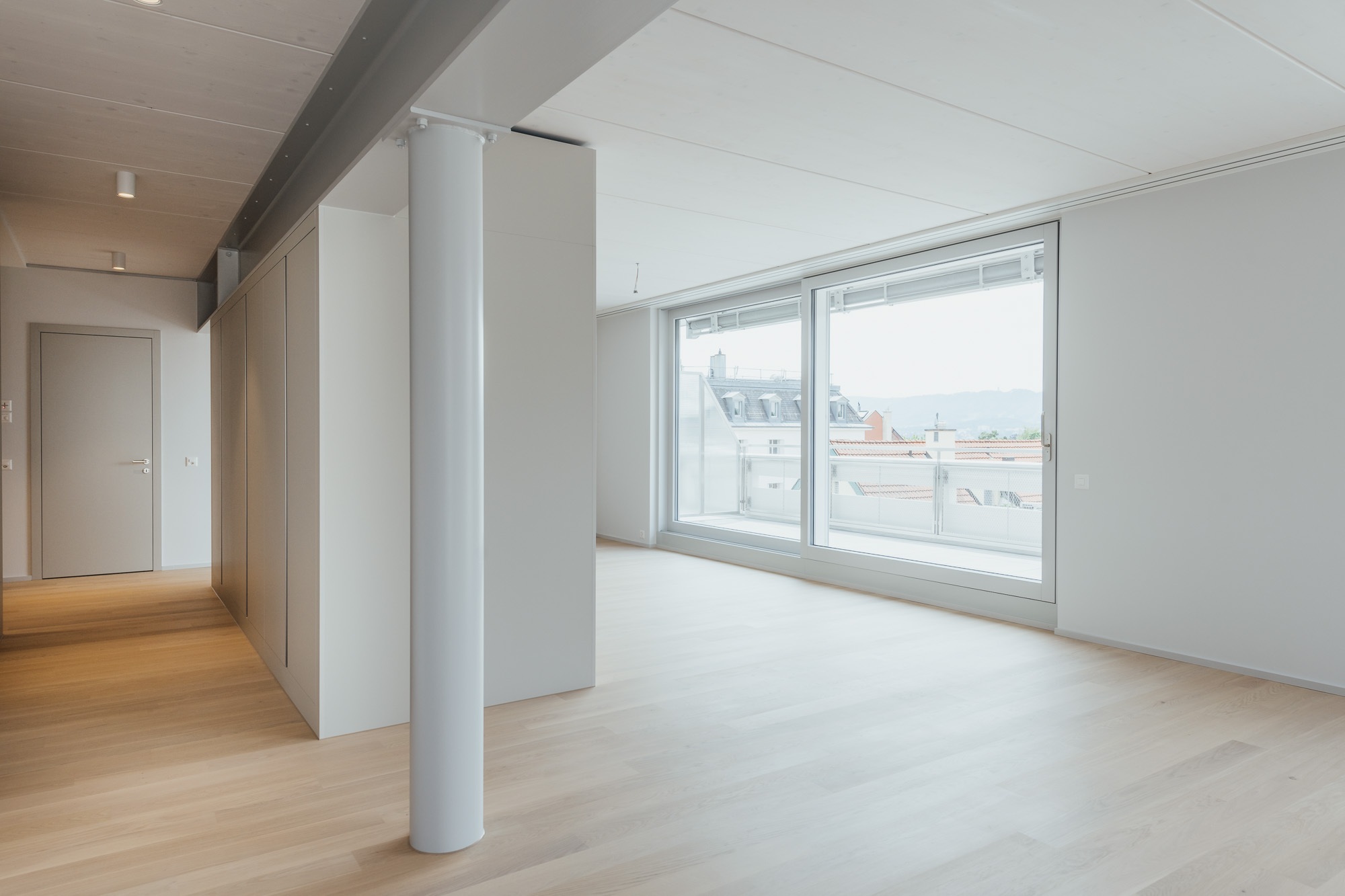 Innenansicht des Wohnraumes mit Holzfussboden in der Wohnung im neuen Dachgeschoss