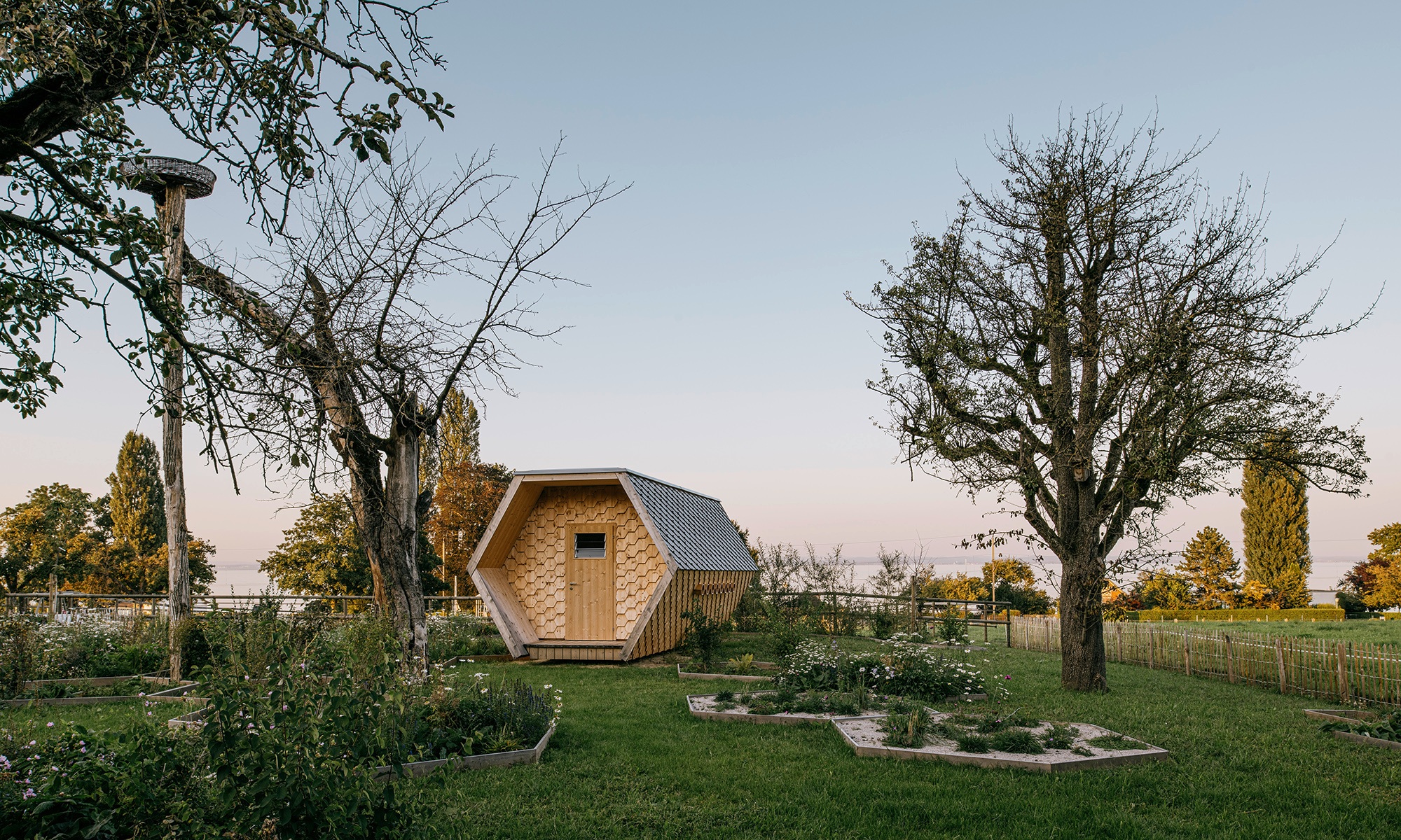 Das Bee-Family-Bienenhaus an seinem Standort in Frasnacht am Bodensee