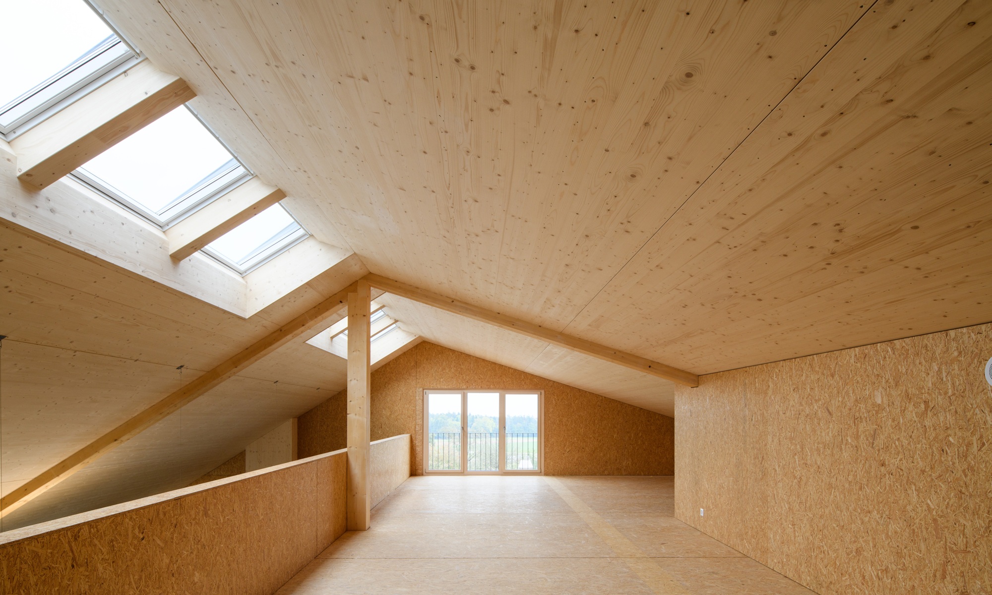 Dachstock des neuen Bürogebäudes in Holz ausgebaut, mit viel Tageslicht. 