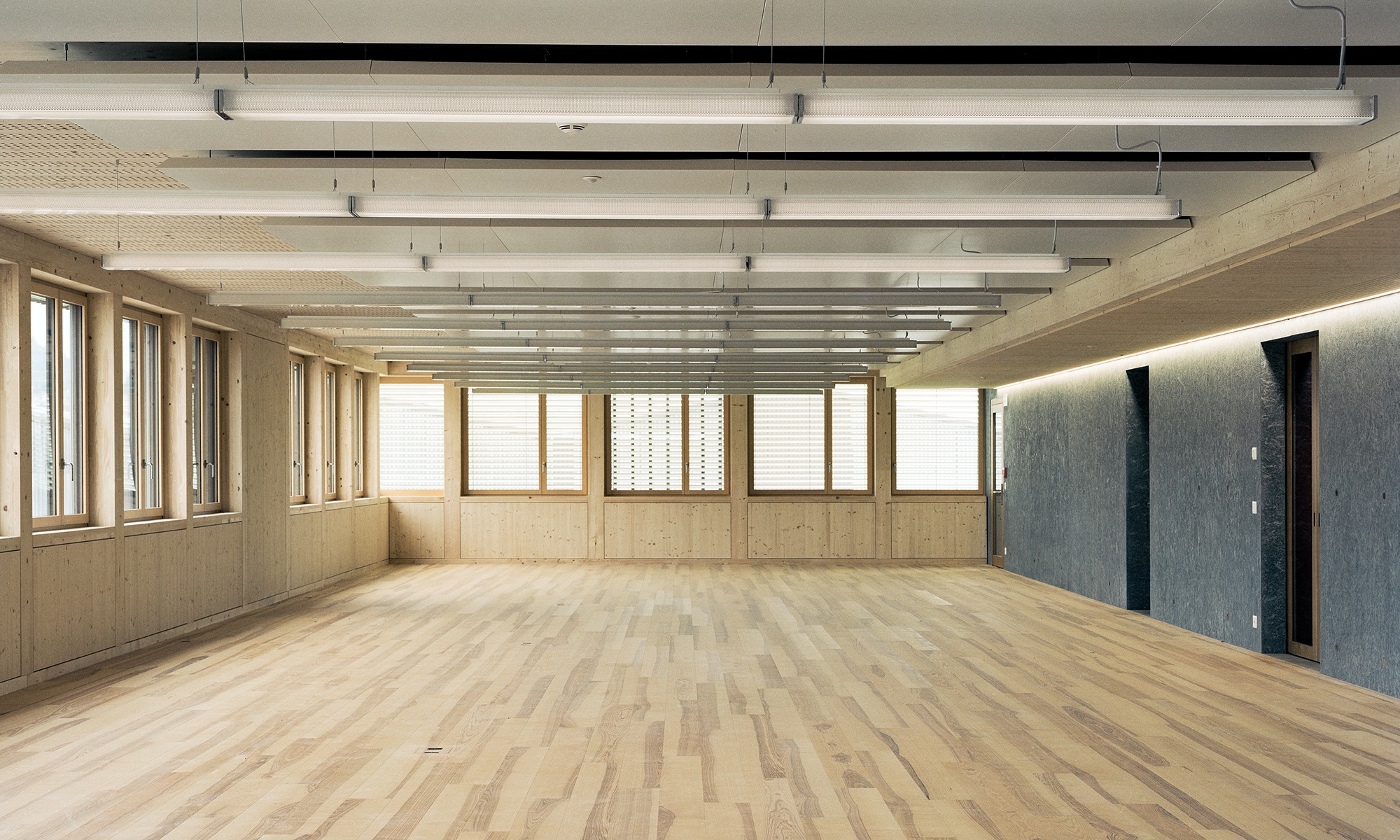 Die Aufnahme zeigt einen der Räume in der Braun AG in Gossau. Boden, Wände und auch die Dachstruktur ist sorgfältig aus Holz konstruiert worden.