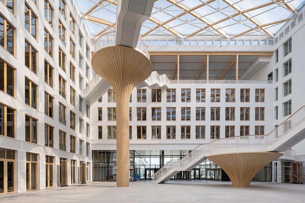 Holzverkleidungen der Baumstrukturen im Atrium des EDGE Bürogebäudes Berlin