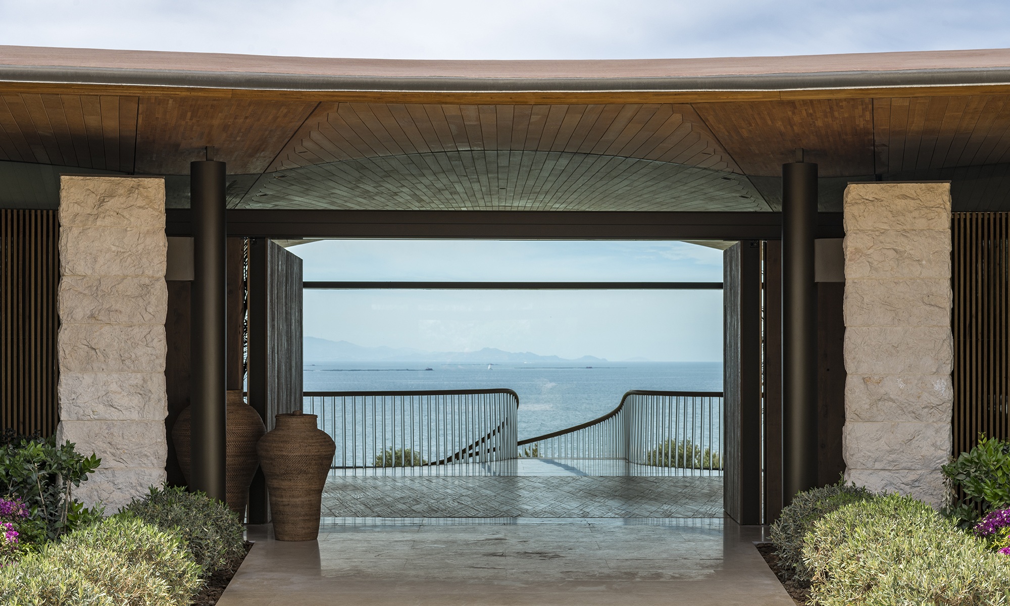 Blick durch eine Türe der privaten Villa auf das Meer.