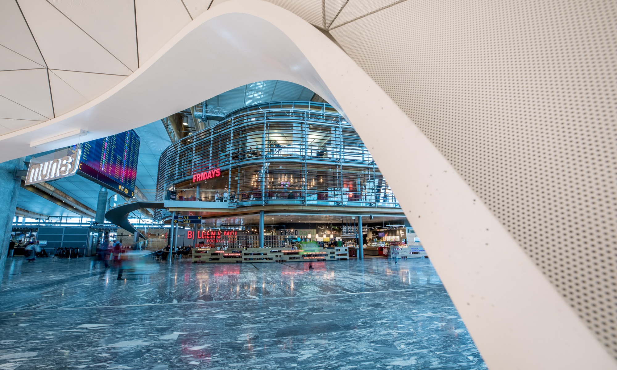 Detailaufnahme eines Pavillons auf dem Flughafen in Oslo