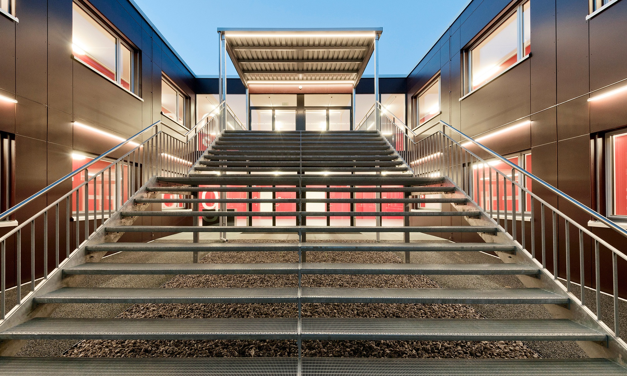 Die Aufnahme zeigt den breiten Treppenaufgang zur Kantonsschule Baden