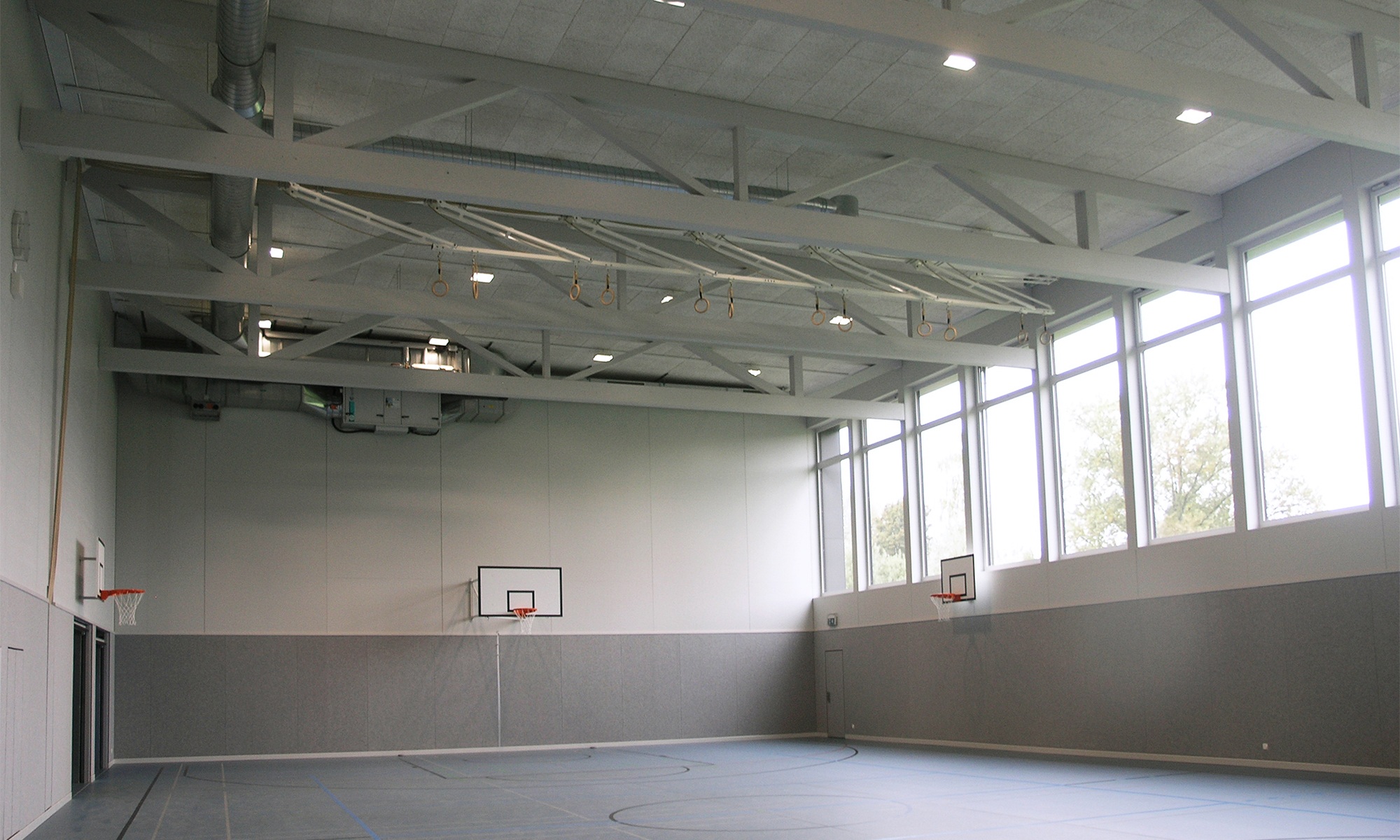 Egal ob Basketball, Fussball oder andere Sportarten, in der Turnhalle können sich die Schüler austoben.