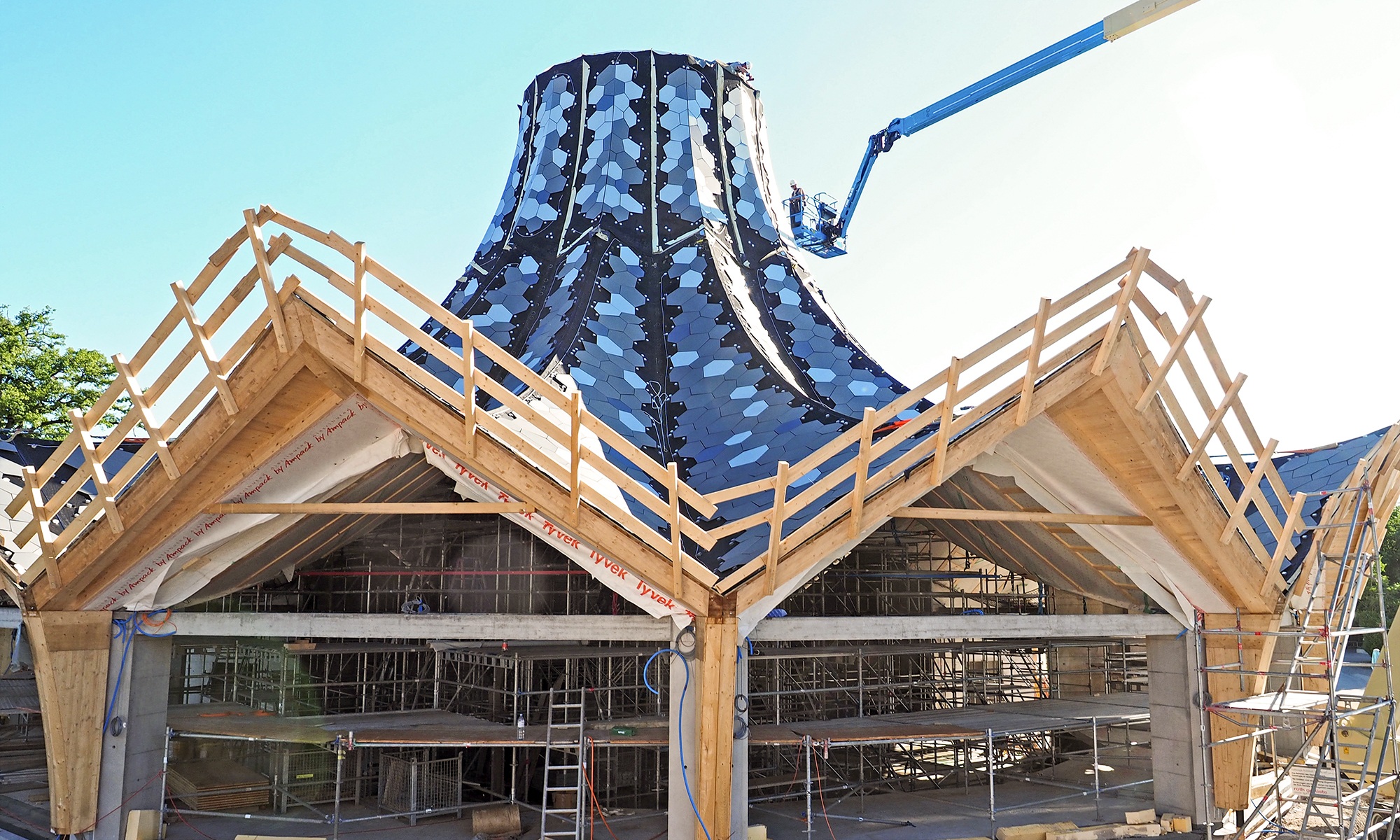 Der Zauberhut im Rohbau während den Bauarbeiten am Holzdach