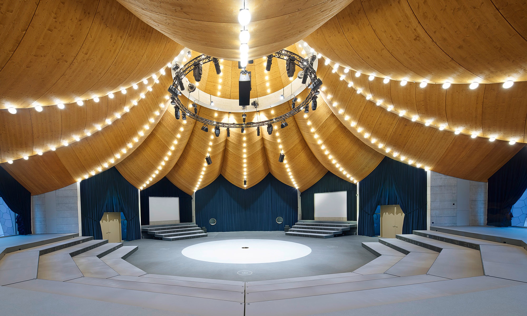 Le toit incurvé en bois crée une atmosphère de cirque à l’intérieur du chapeau de magicien. 