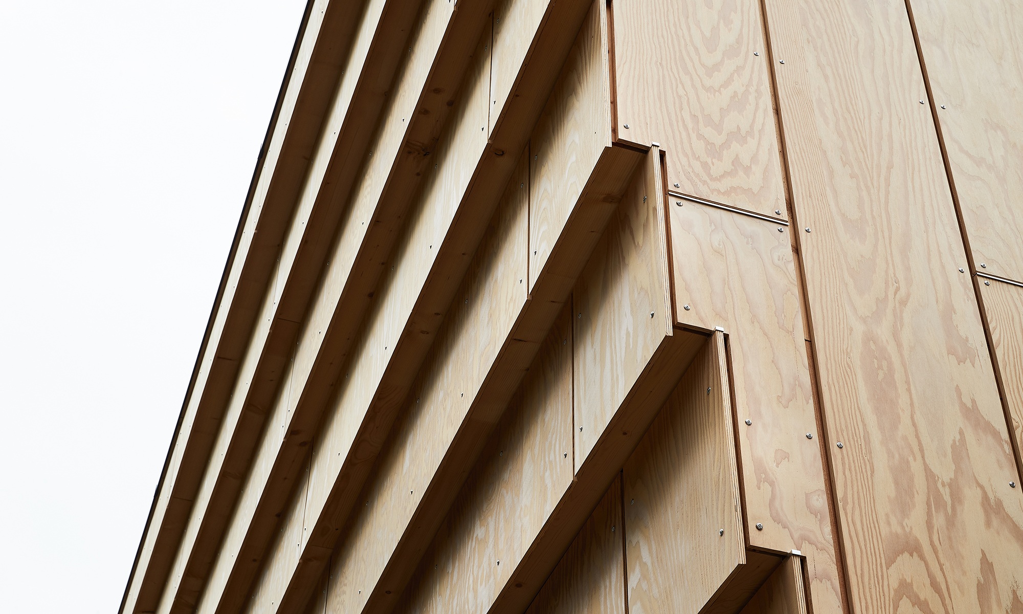 Stülpschalung der Holzfassade in Detailansicht