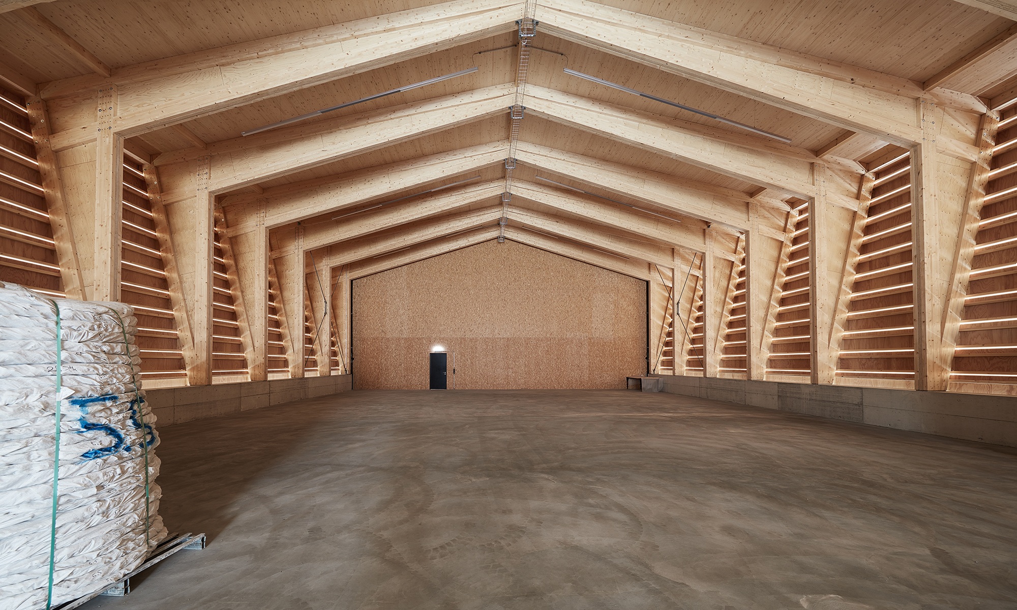 Stützenfreie Lagerhalle in Leichtbauweise als Holzkonstruktion