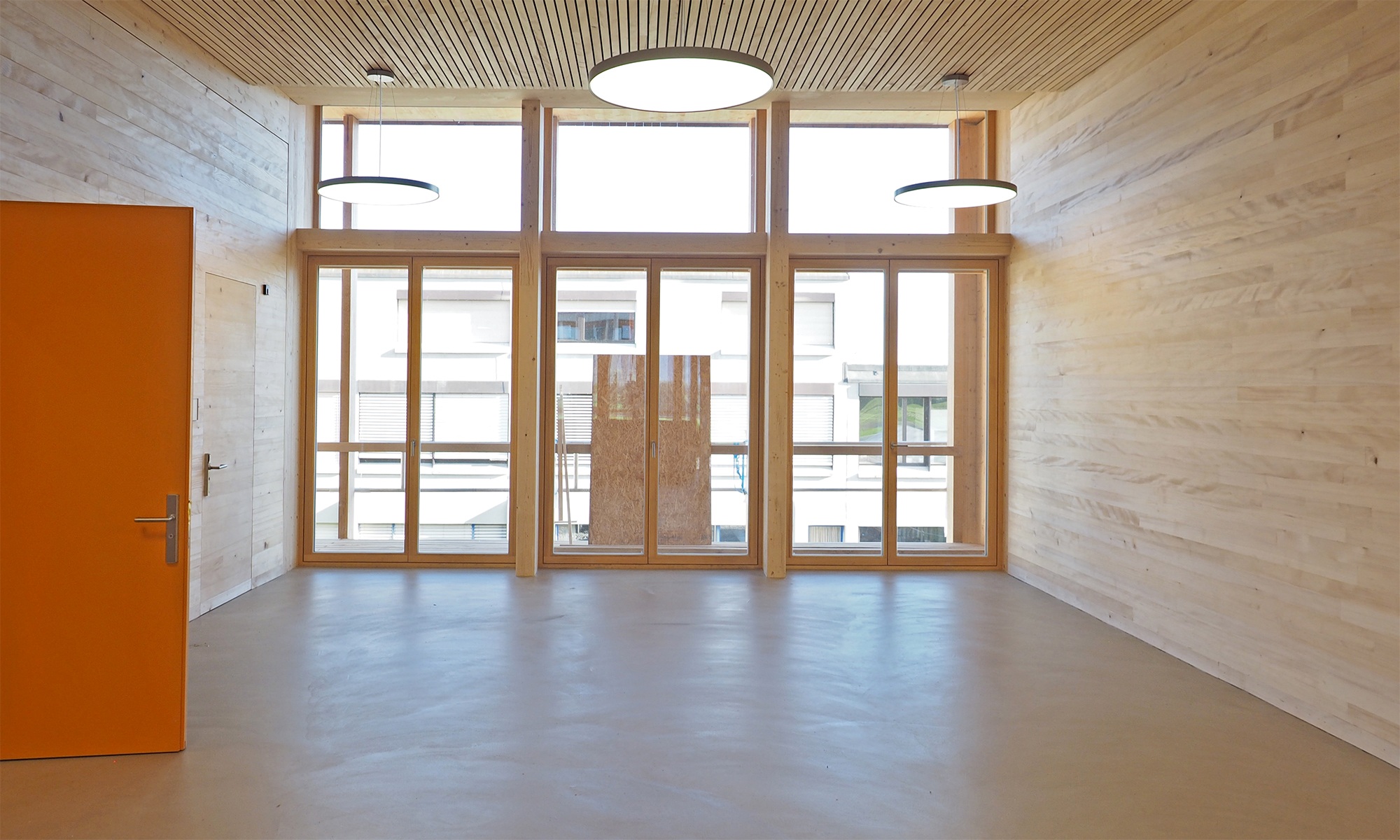 Der Eingangsbereich zum Zentrum weist grosse Holzflächen vor.