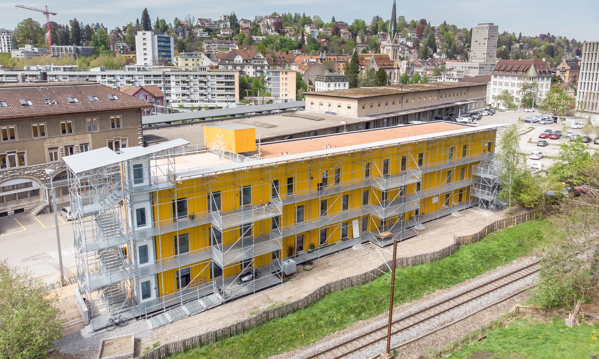 Luftaufnahme der Lattich Gebäude in Holzmodulbauweise beim Güterbahnhof in St. Gallen.