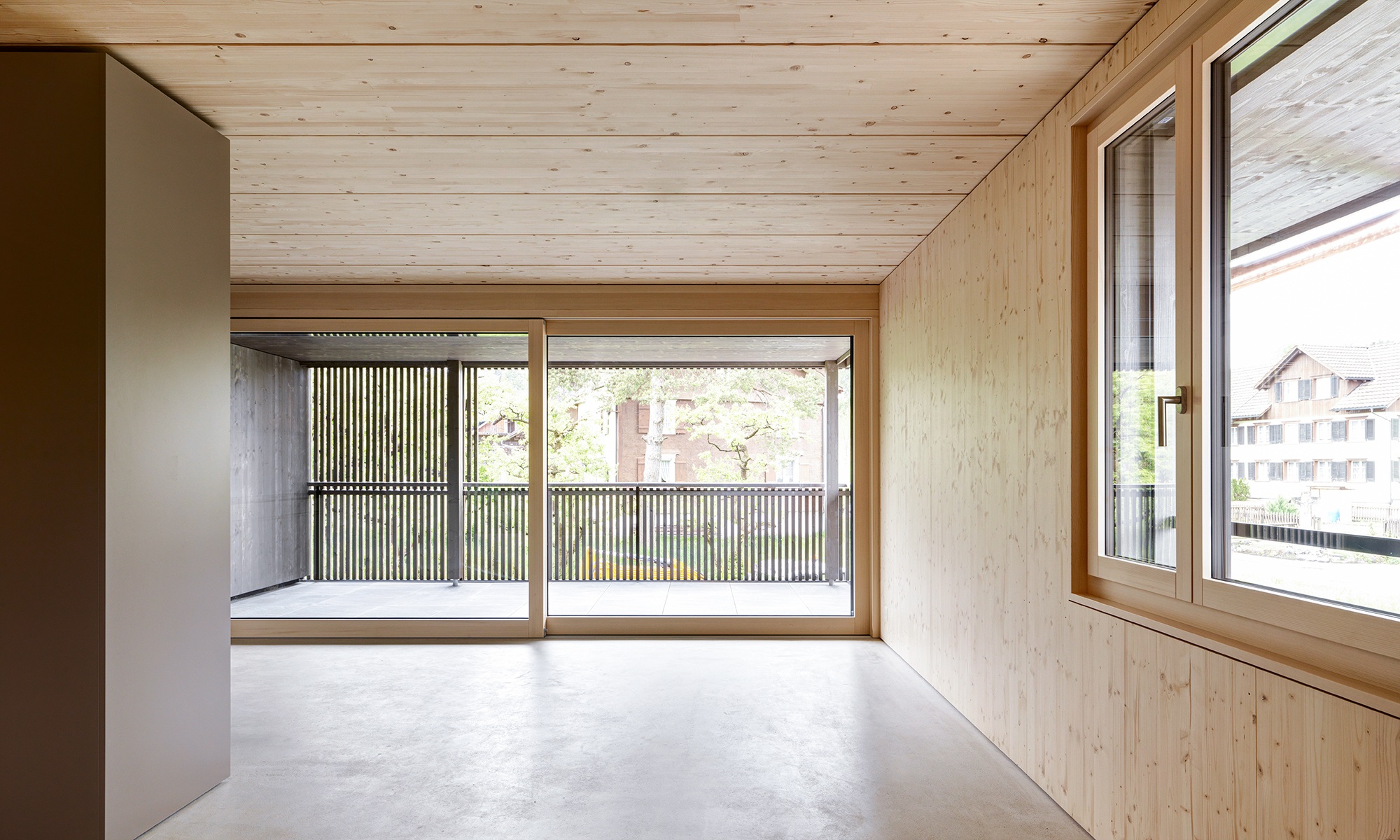 Heller Wohnraum mit Innenausbau in Holz einer Wohnung im Mehrfamilienhaus Quellenhof