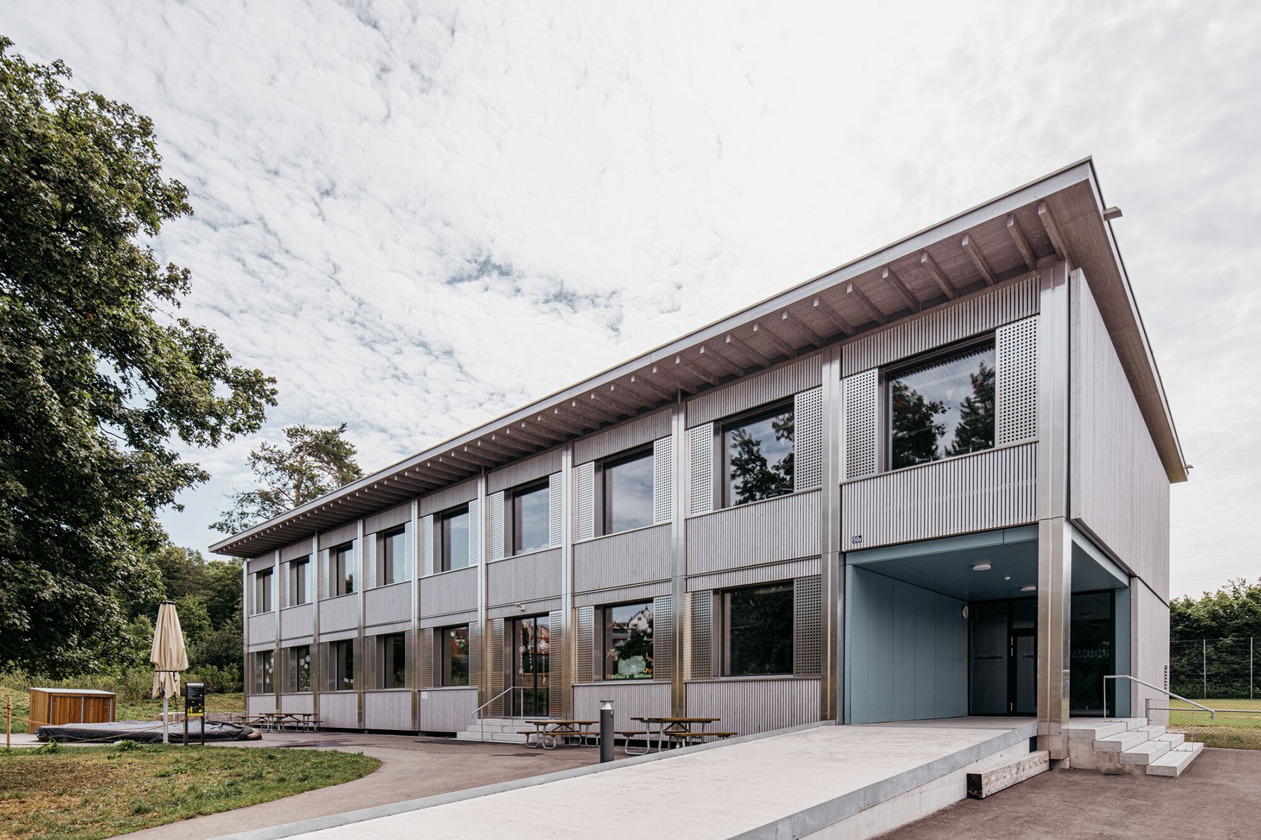 Das modulare Schulhaus Modular W in Winterthur Langwiesen von aussen