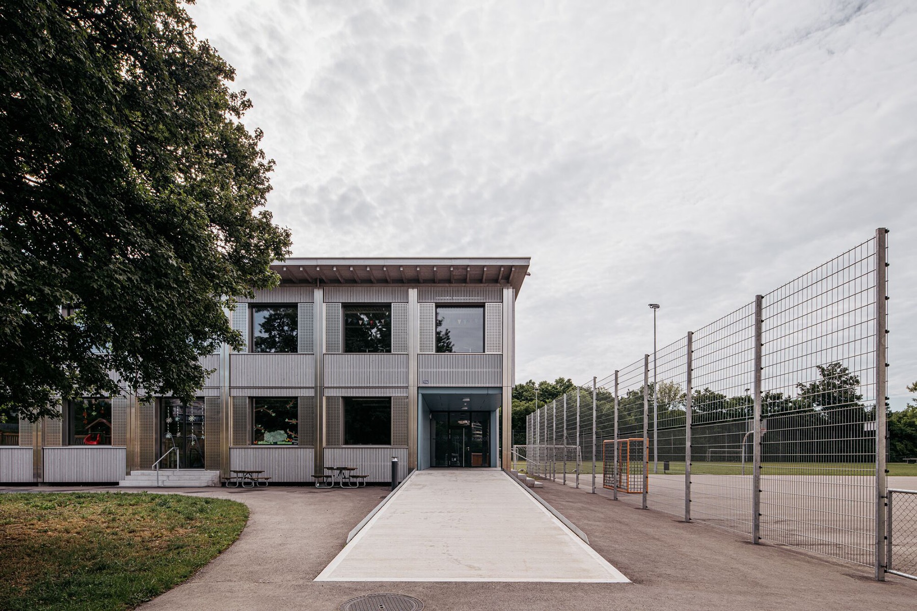 Eingang des modularen Schulhauses Langwiesen Winterthur mit Rampe