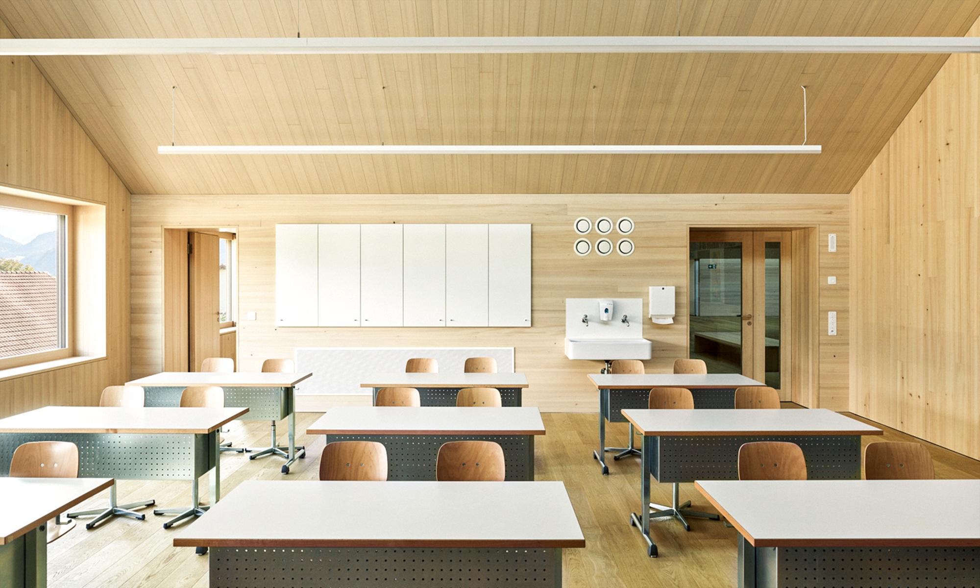 Möbliertes Klassenzimmer mit Innenausbau aus Holz