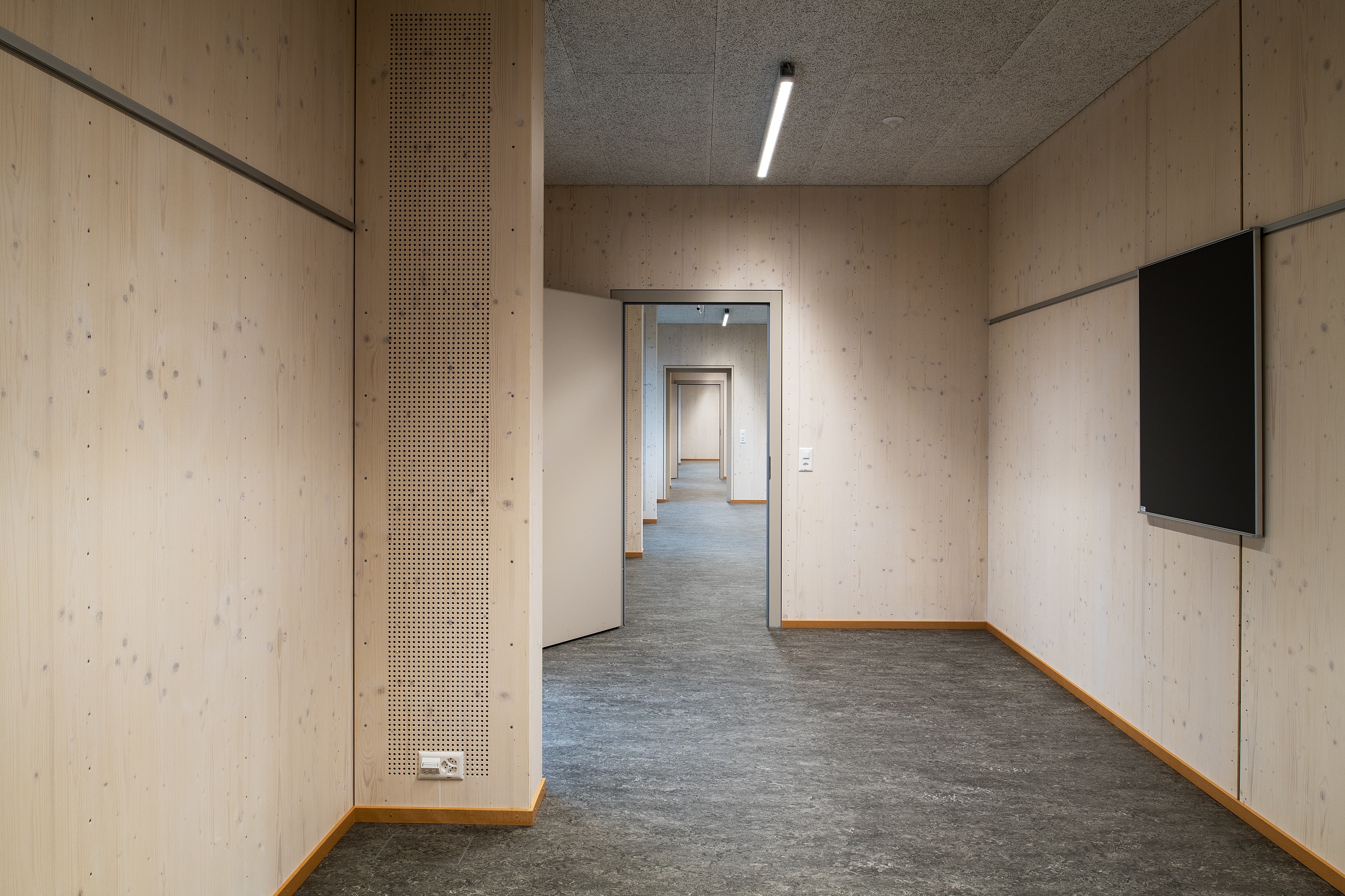 Couloir avec murs en bois dans l’école provisoire de Falletsche