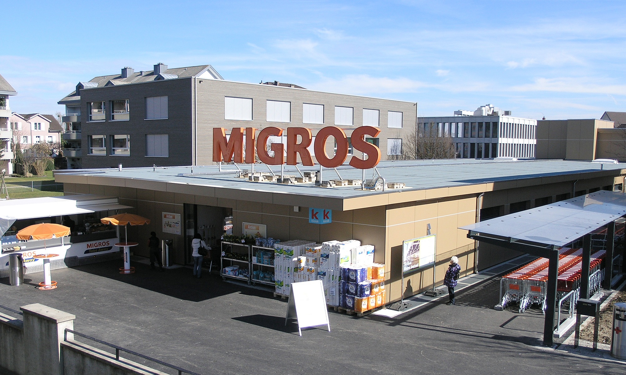 Das Migros Verkaufsprovisorium während Ladenöffnungszeiten. Gesamtansicht von vorne oben.
