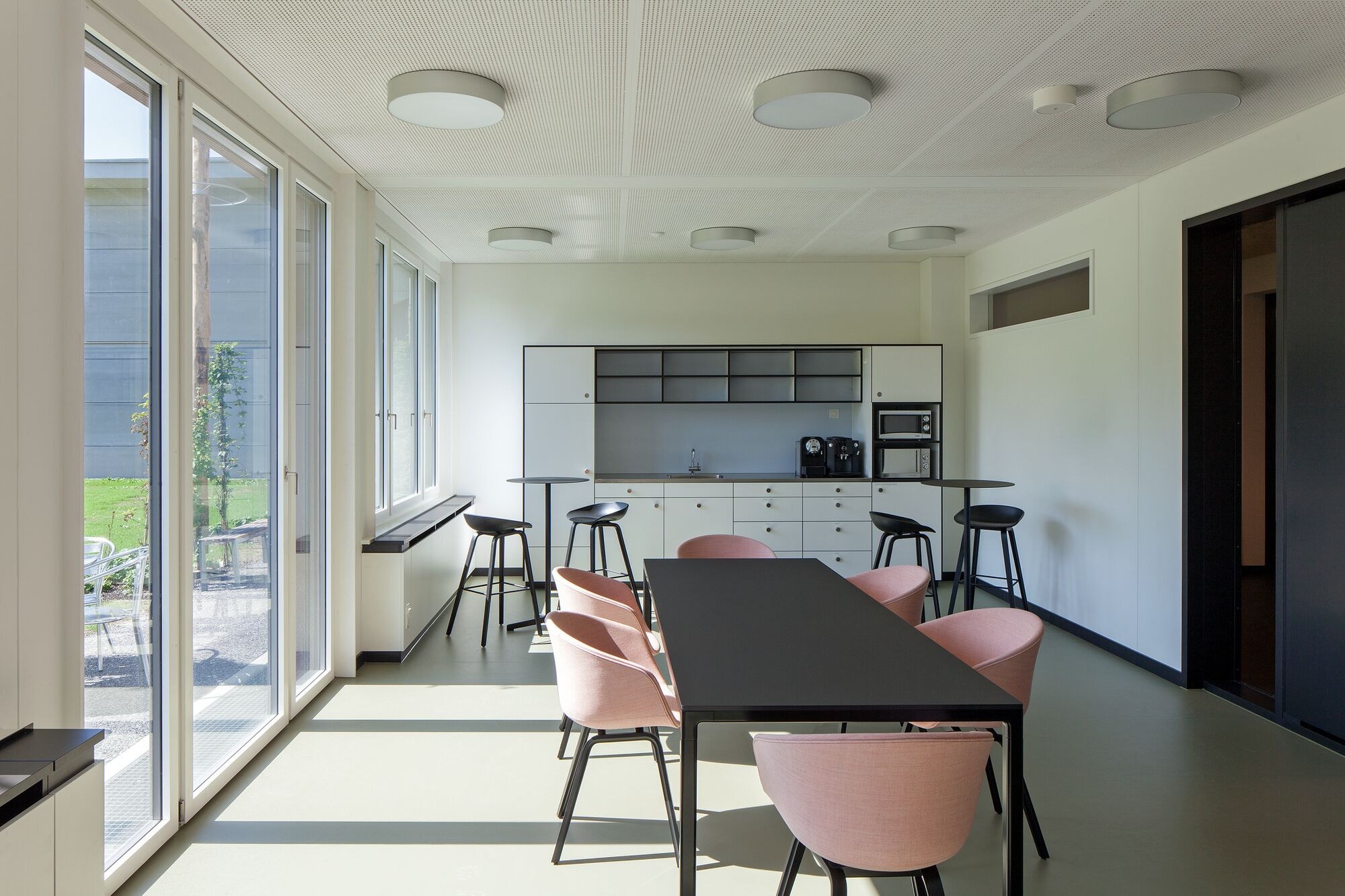 Lehrerzimmer mit einfacher Küchenzeile sowie Tisch mit Stühlen