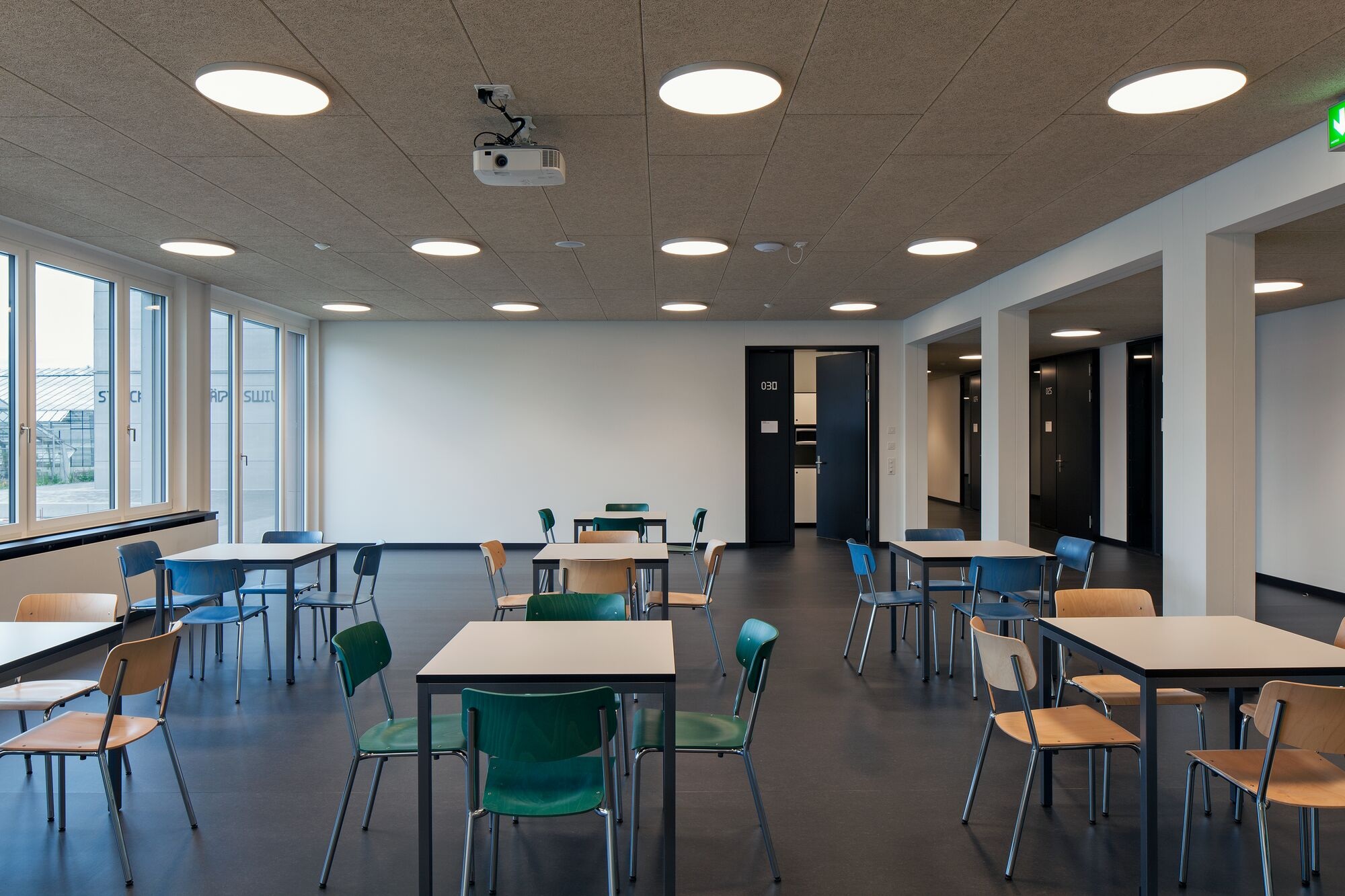 Innenraum im Kompetenzzentrum Strickhof mit Tischen und Stühlen 