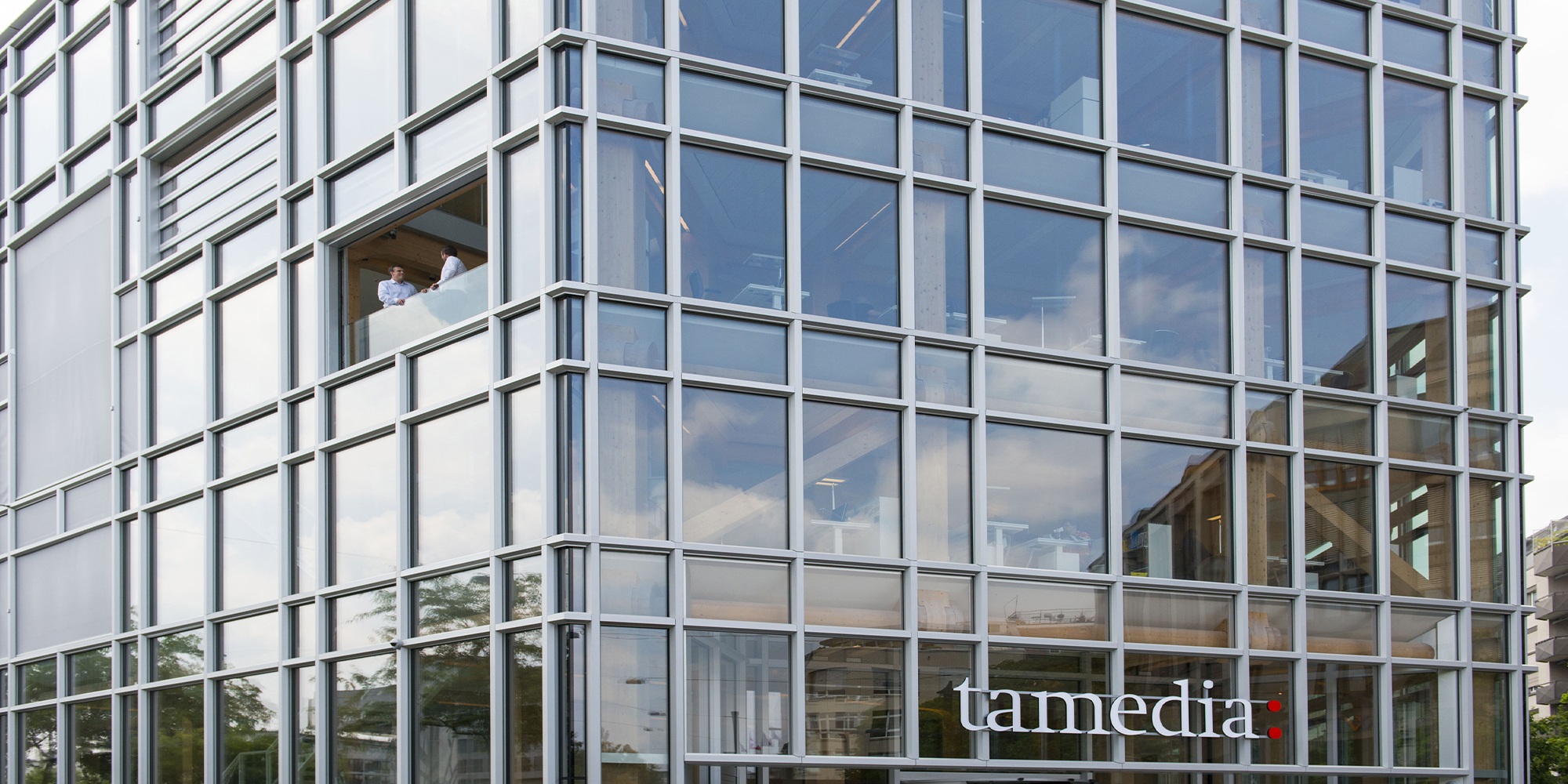 Glasfassade des neuen Bürogebäudes Tamedia mit Blick auf die hölzerne Tragstruktur
