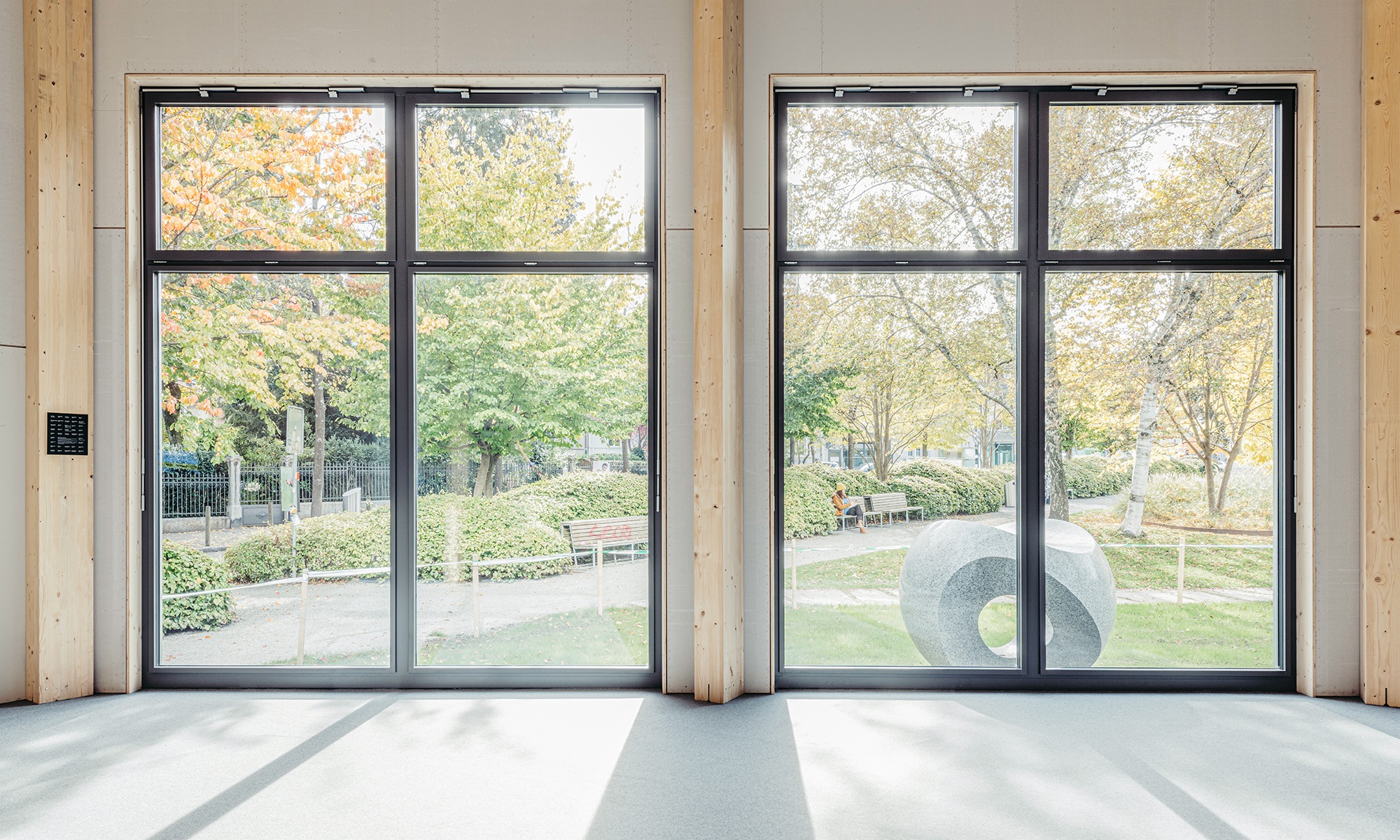 Blick aus den grossen Fenstern des Theaterprovisoriums St. Gallen in den Stadtpark