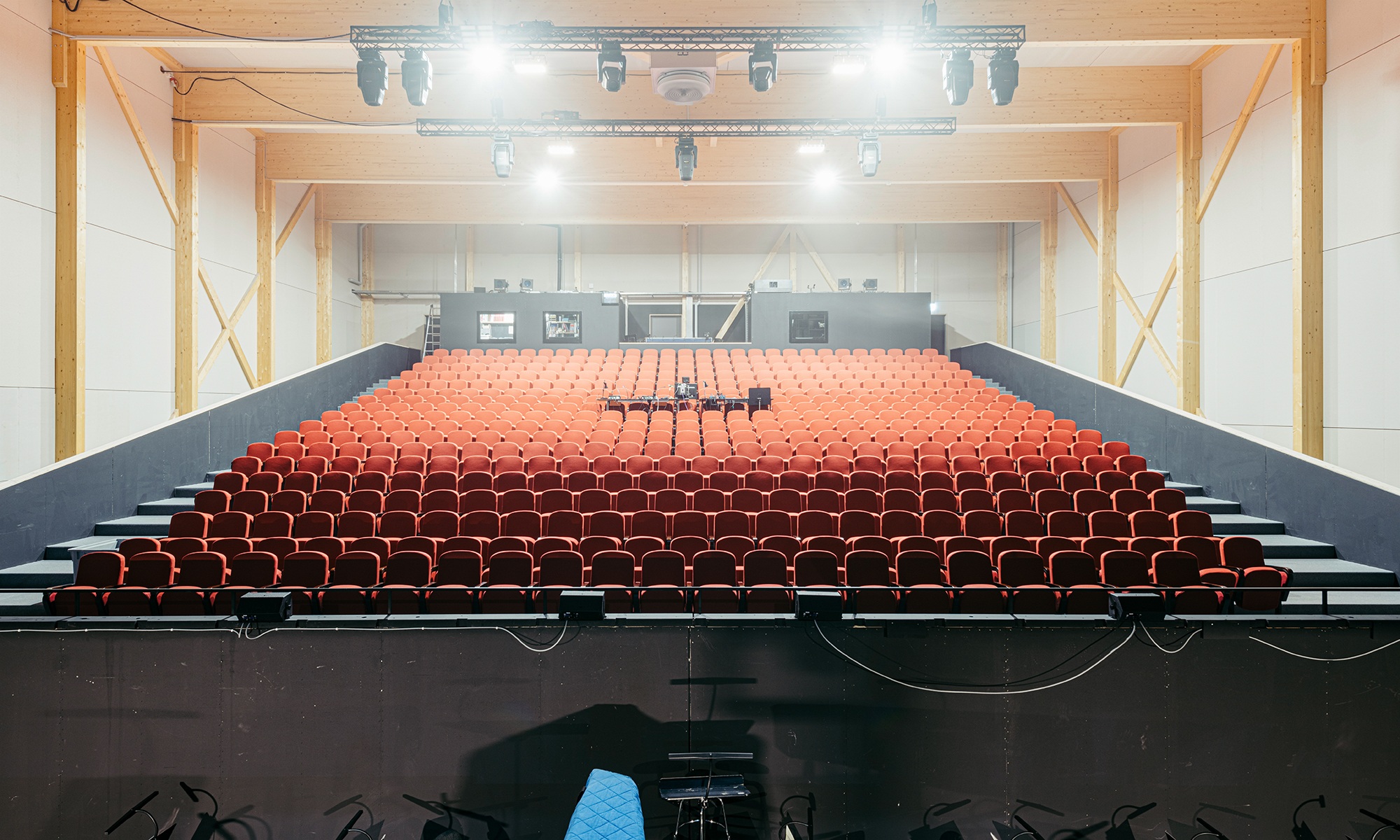 Zuschauerraum mit roten Sitzen im Theaterprovisorium St. Gallen.