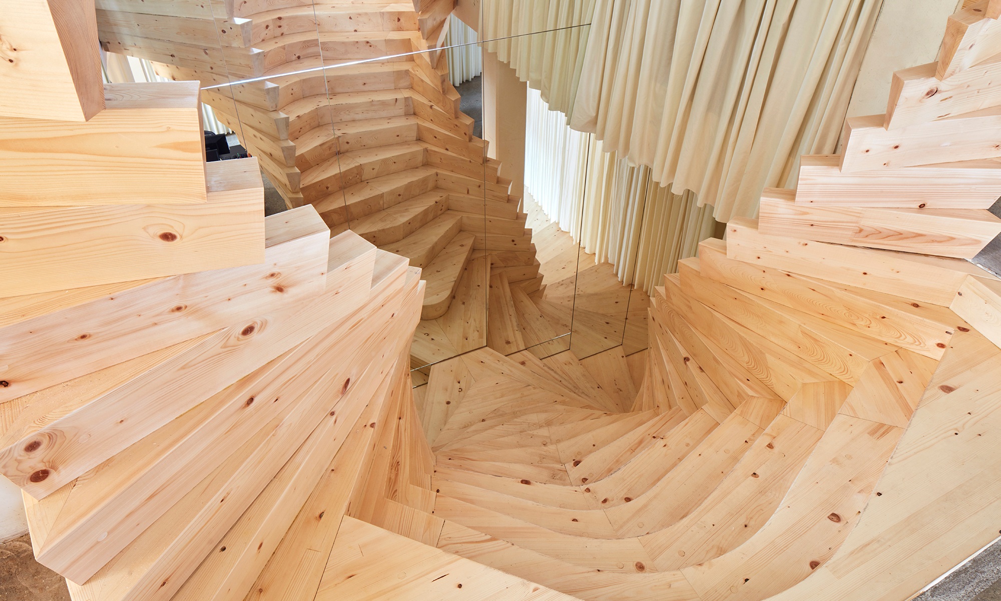 Die einzelnen versetzten Holzelemente bilden die Stufen der Treppe.
