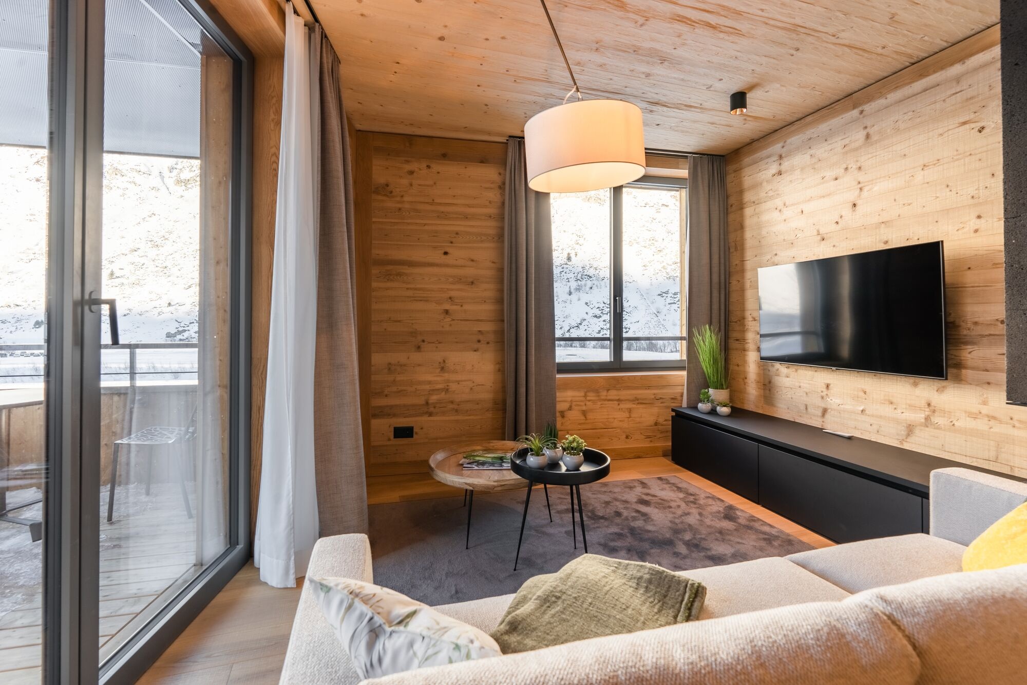 Salon in einer TurmfalkenSuite mit Innenausbau in Holz