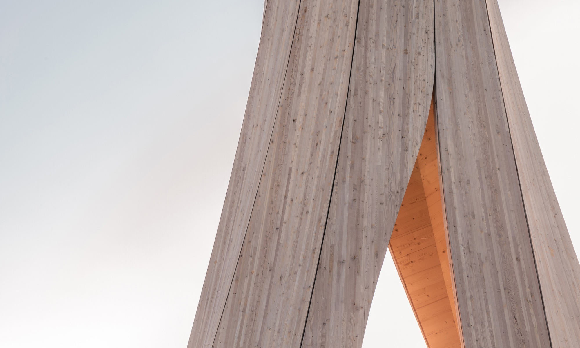 Die Detailaufnahme des Urbach Towers zeigt die selbst formend hergestellte Holzstruktur von aussen