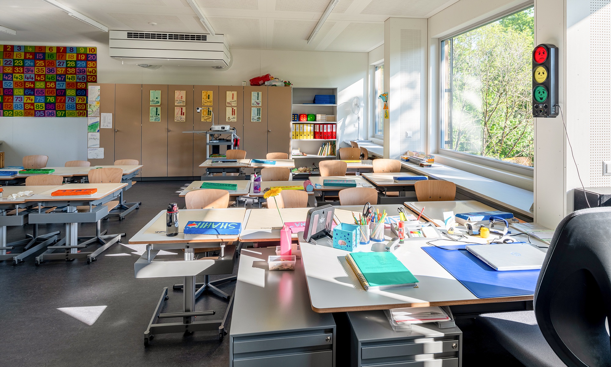 Seitliche Innenansicht eines Klassenzimmers mit heller Fensterfront im ZM10-Schulpavillon Sihlweid in Zürich