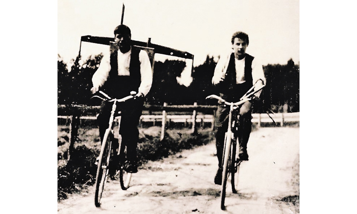 Très vieille photo de deux charpentiers en bicyclette